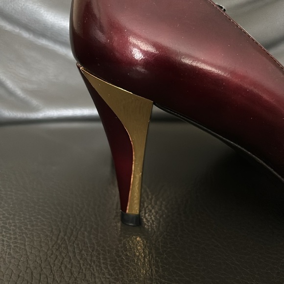 Stuart Weitzman Burgundy and Gold Patent Leather High Heels Sz 7 - Picture 3 of 13
